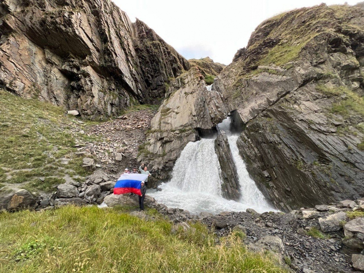 Российский триколор развернули около водопада Чирхалю
